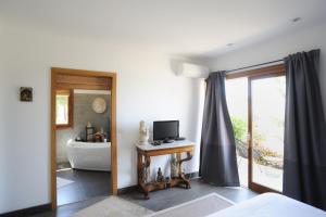TV a/nebo společenská místnost v ubytování La Ghisonaise Maison d'hôtes