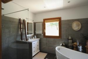 Koupelna v ubytování La Ghisonaise Maison d'hôtes