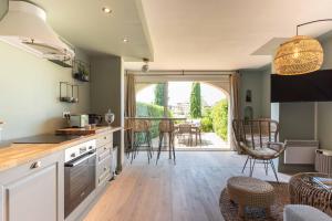 an open kitchen with a view of a patio at Green Suite Golfe de Saint Tropez in Gassin