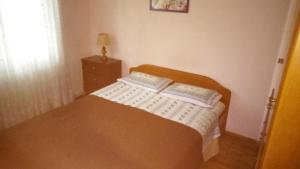 - une chambre avec un lit et 2 oreillers dans l'établissement Big apartment near Olympus mountain, à Litochoro