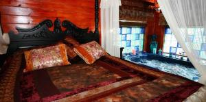 sypialnia z dużym łóżkiem i wanną w obiekcie Suite in nature w mieście Menaẖemya