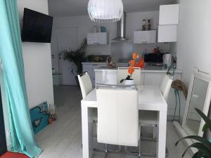Kuchyň nebo kuchyňský kout v ubytování La Palmeraie