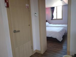 平昌郡にあるHyundai Elliot Hotel and Resortのベッドルーム1室(ベッドにつながるドア、窓付)