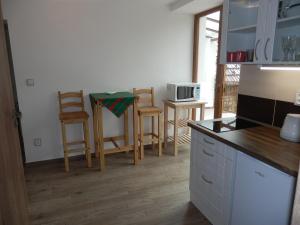 Kuchyňa alebo kuchynka v ubytovaní Apartmány 27