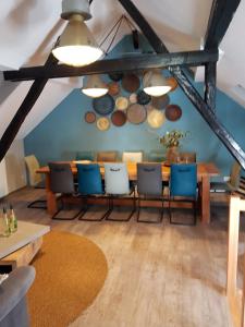 a dining room with a table and chairs at Ferienhaus an der Sesselbahn in Cochem