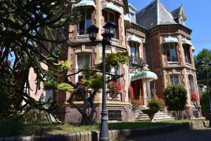 an old house with a street light in front of it at Hôtel de Paris Restaurant BISTRONOMY in Les Andelys