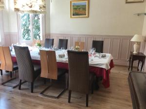 una sala da pranzo con tavolo e sedie di Hôtel de Paris Restaurant BISTRONOMY a Les Andelys