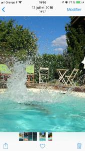 une capture d'écran d'une photo d'un bassin d'eau dans l'établissement Chambres d'Hôtes du Clos Semper Felix, à Sainte-Bazeille