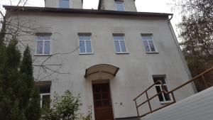 a large white house with a door and windows at Ferienhaus an der Sesselbahn in Cochem