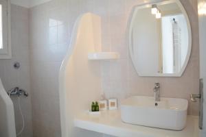 a white bathroom with a sink and a mirror at Maistrali in Provatas