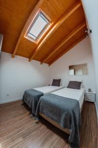 Postel nebo postele na pokoji v ubytování Maison du Village - Sesimbra
