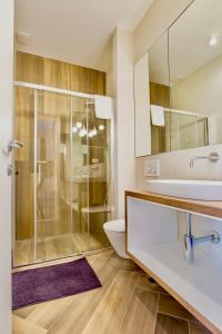 uma casa de banho com um lavatório e um chuveiro em Apartments & Rooms Grašo em Split