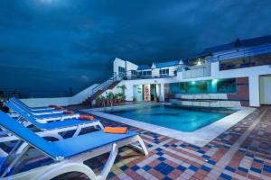 Bazén v ubytování Calypso Beach Hotel nebo v jeho okolí
