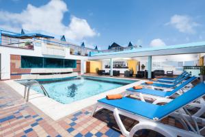Bazén v ubytování Calypso Beach Hotel nebo v jeho okolí