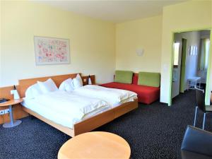 Tempat tidur dalam kamar di Hotel Bündnerhof