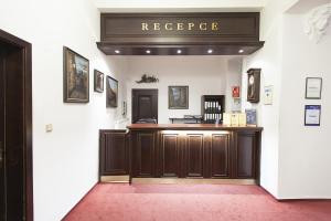 een toegang tot een restaurant met een bar in een kamer bij Hotel Atos in Praag
