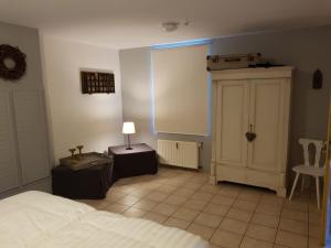 um quarto com uma cama, um armário e um candeeiro em Ferienhaus an der Sesselbahn em Cochem