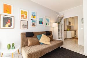 sala de estar con sofá y cocina en Apartment Cedofeita 408, en Oporto