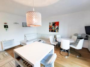 comedor con mesa blanca y sillas blancas en Veduta Luxury Apartments en Split