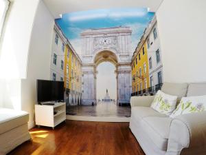 リスボンにあるChão do Loureiro Apartments Baixa-Castleの壁画のあるリビングルーム