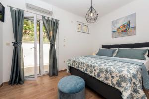 um quarto com uma cama e uma porta de vidro deslizante em Apartmani Zara & Maris em Gradac