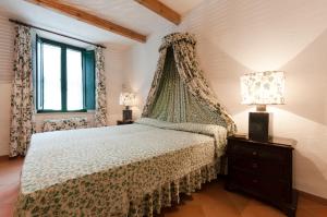 un dormitorio con una cama con dosel en Fattoria di Casalappi, en Campiglia Marittima 78 fotos más