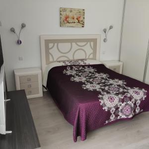 1 dormitorio con 1 cama con manta morada en Studio Anna - Playa Paraiso Tenerife, en Adeje