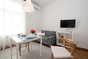 Televízia a/alebo spoločenská miestnosť v ubytovaní Stefani Studio Apartman