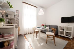Televízia a/alebo spoločenská miestnosť v ubytovaní Stefani Studio Apartman