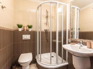 łazienka z prysznicem, toaletą i umywalką w obiekcie VacationClub – Avangard Resort Apartament 23 w Świnoujściu