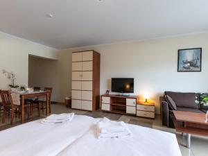 Telewizja i/lub zestaw kina domowego w obiekcie VacationClub – Avangard Resort Apartament 23