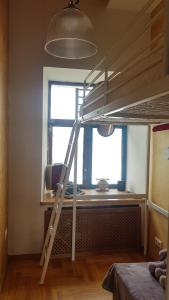 Двухъярусная кровать или двухъярусные кровати в номере Guesthouse Vladivostok
