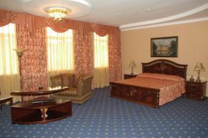 キスロヴォツクにあるGK Grand-Hotelのベッドルーム1室(ベッド1台、ソファ、テーブル付)