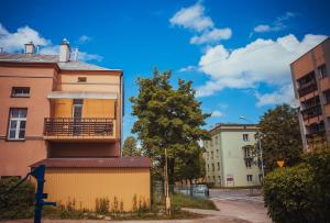un edificio con balcón en el lateral de una calle en nocleg w Krośnie tuż przy dworcu en Krosno