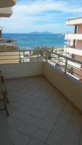 balcone con vista sull'oceano di Elizabeta Apartament a Vlorë