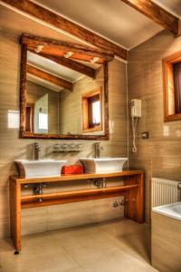 uma casa de banho com 2 lavatórios e um espelho em Hotel Parque Quilquico em Quilquico