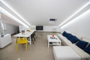 ein Wohnzimmer mit einem Sofa und einem Tisch in der Unterkunft Apartment Sanja in Rab