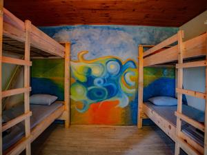 Двох'ярусне ліжко або двоярусні ліжка в номері Namaste Hostel & Camping