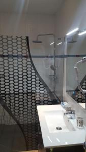 y baño con lavabo blanco y ducha. en Apartamento Rosellón, en Barcelona