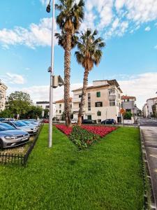 una fila de autos estacionados en un estacionamiento con palmeras en Veduta Luxury Apartments en Split