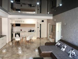ein großes Wohnzimmer mit einem Sofa und einer Küche in der Unterkunft C&A Residence Mamaia in Mamaia
