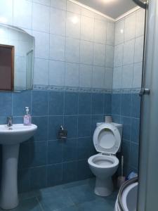 een badkamer met een toilet en een wastafel bij Nika Guest house in Soechoemi