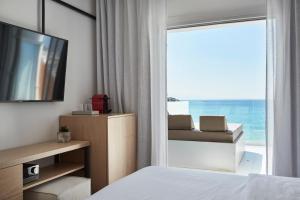 Uma TV ou centro de entretenimento em Mykonos Kosmoplaz Beach Resort Hotel