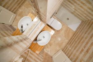 an overhead view of a bathroom with two sinks at Vilnius Apartments in Vilnius