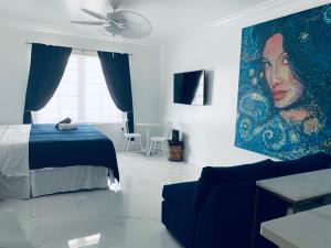 un dormitorio con una pintura de una mujer en la pared en Beach House BEACHFRONT STUDIO 107, en Miami Beach