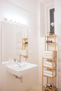 un baño con lavabo y espejo en HeyMi Apartments Stephansdom, en Viena