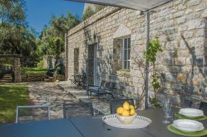 un tavolo con piatti e un cesto di frutta di VILLA CASTELLo PORTOVENERE a Portovenere