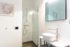 ein weißes Badezimmer mit einem Waschbecken und einem Spiegel in der Unterkunft A CASA DI MARIANNA in Ravenna