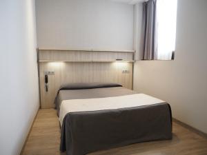 Posteľ alebo postele v izbe v ubytovaní Hostal Benidorm
