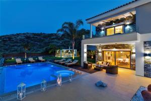 Swimmingpoolen hos eller tæt på Irida Villa Luxury villa with sea view